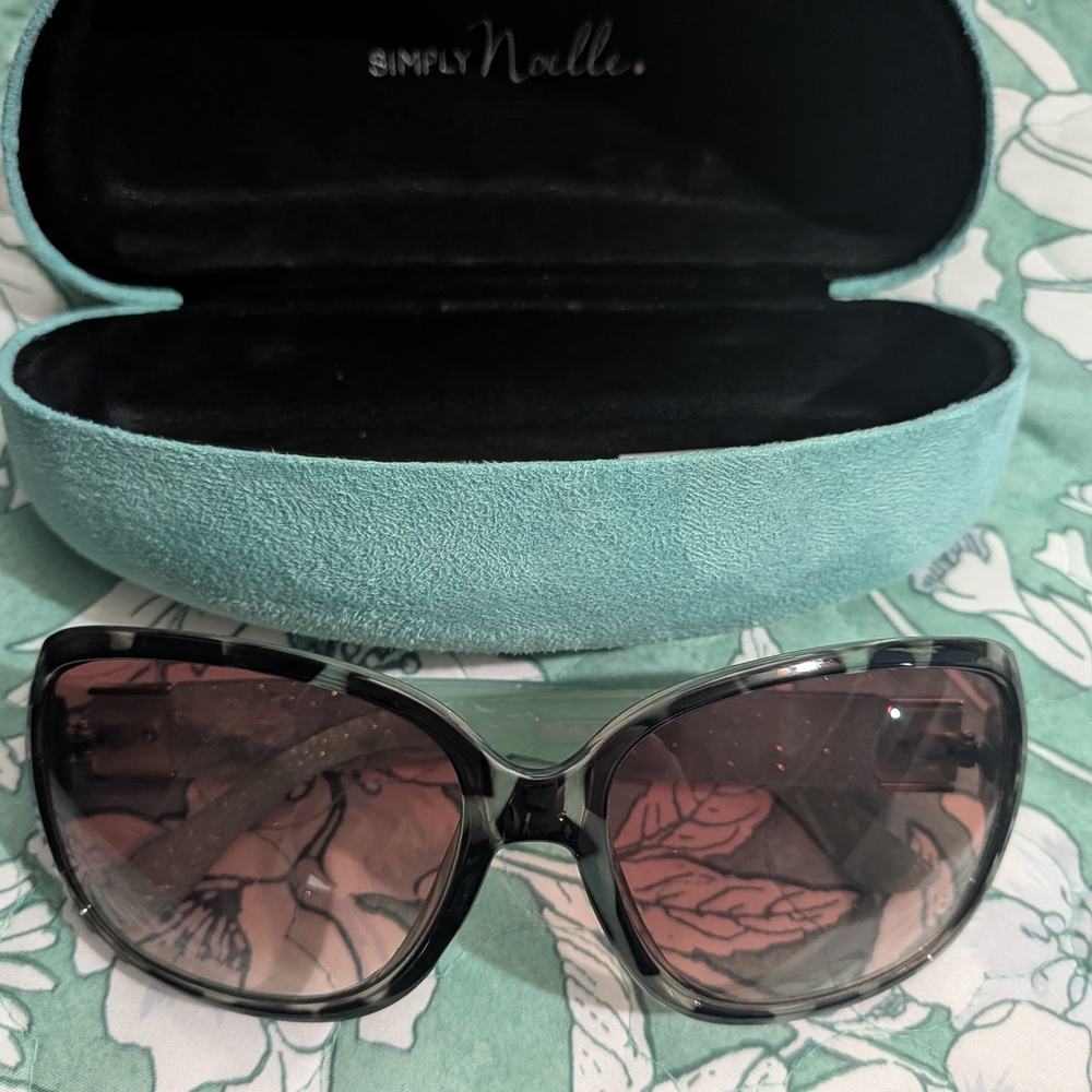 Simply Noelle Black and Pink Sunglasses